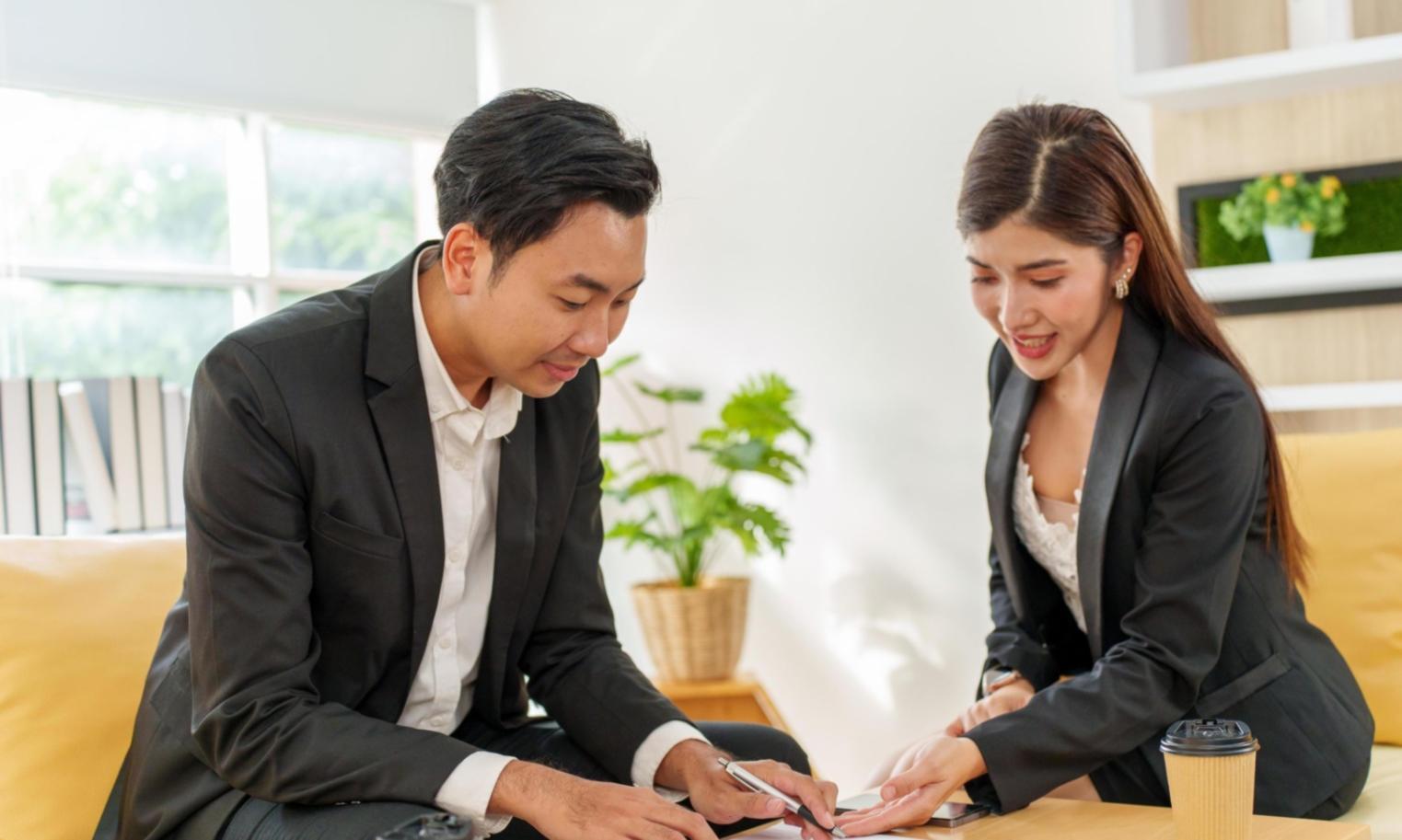 Mahasiswa internasional mempelajari trading algoritmik dengan laptop dan grafik pasar global