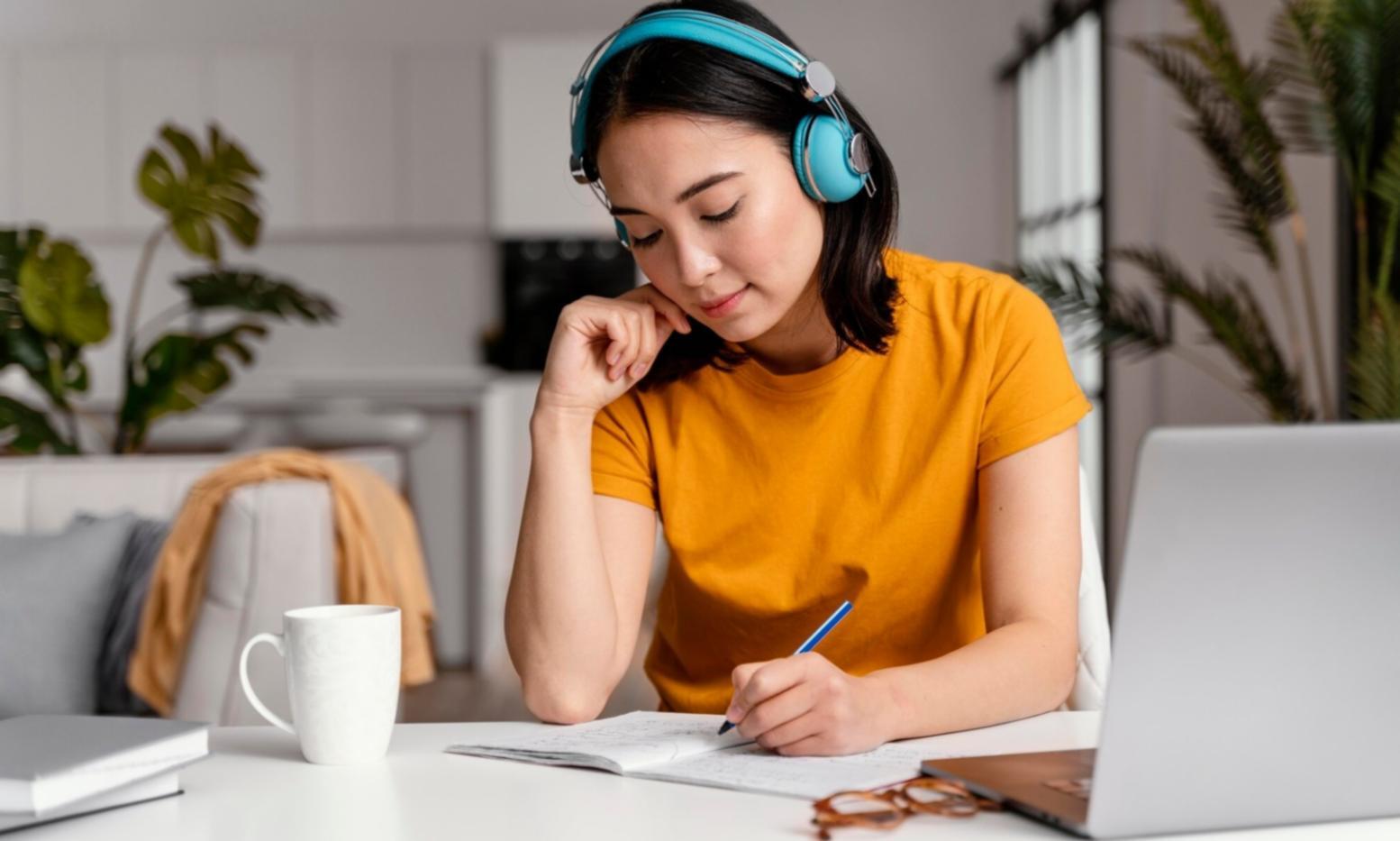 Sesi pembelajaran trading algoritmik dengan pendekatan fleksibel untuk mahasiswa internasional