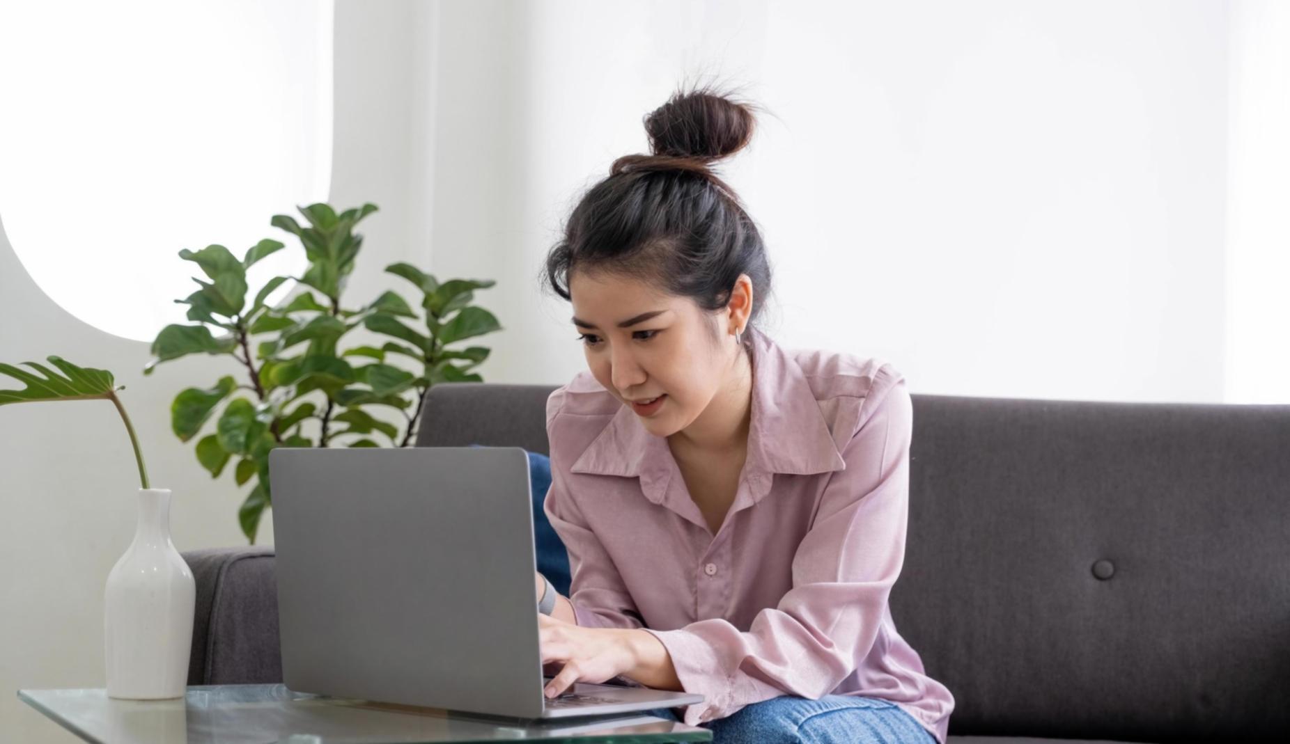 Suasana pembelajaran trading algoritmik dengan fokus pada analisis data dan strategi pasar